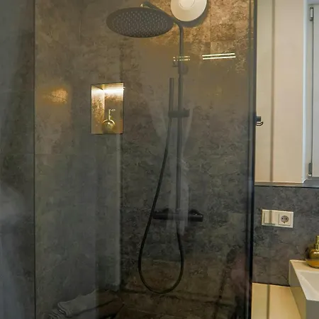 Apartment 24-7 B Living