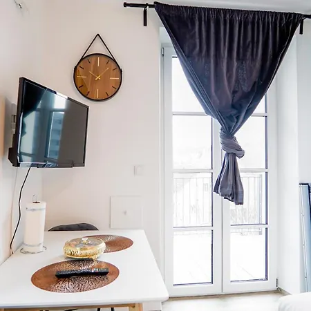24-7 B Living