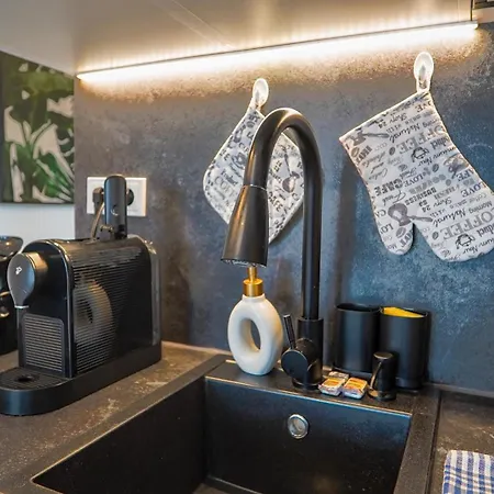 Apartment 24-7 B Living *