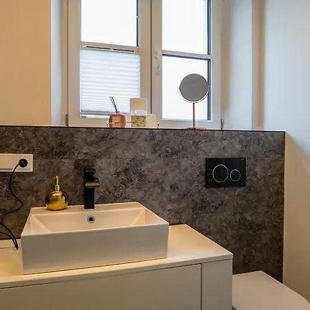 24-7 B Living Apartment *